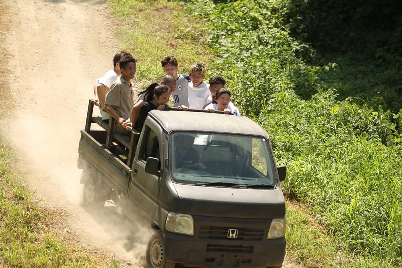 軽トラックの荷台でコースへ移動する一行