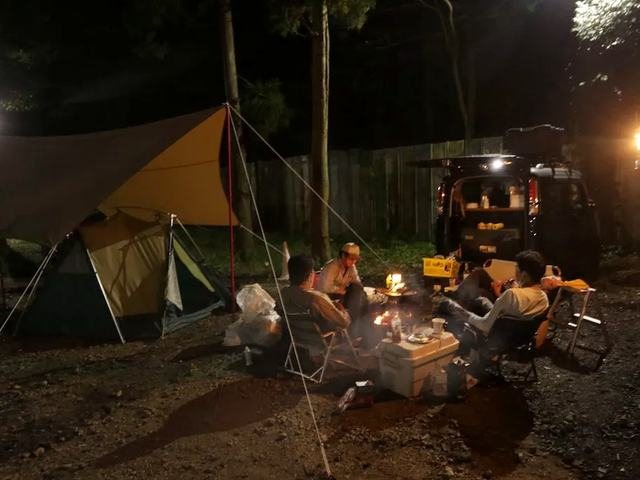 森の中に張られたテントと焚き火
