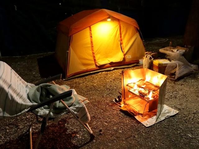 灯りの点いた夜のテント