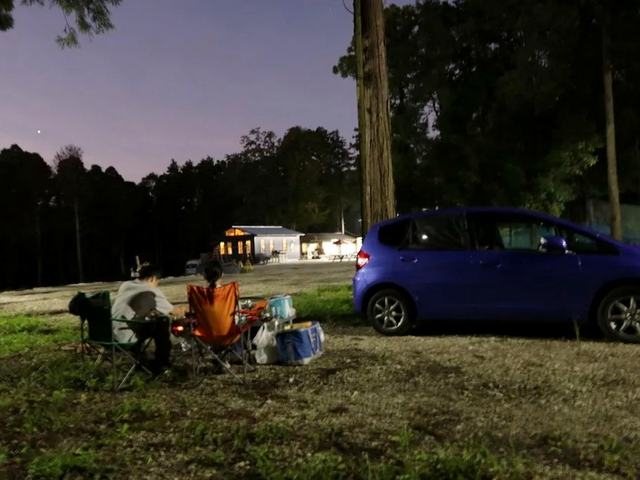 車の横にタープを張ったカーステイ