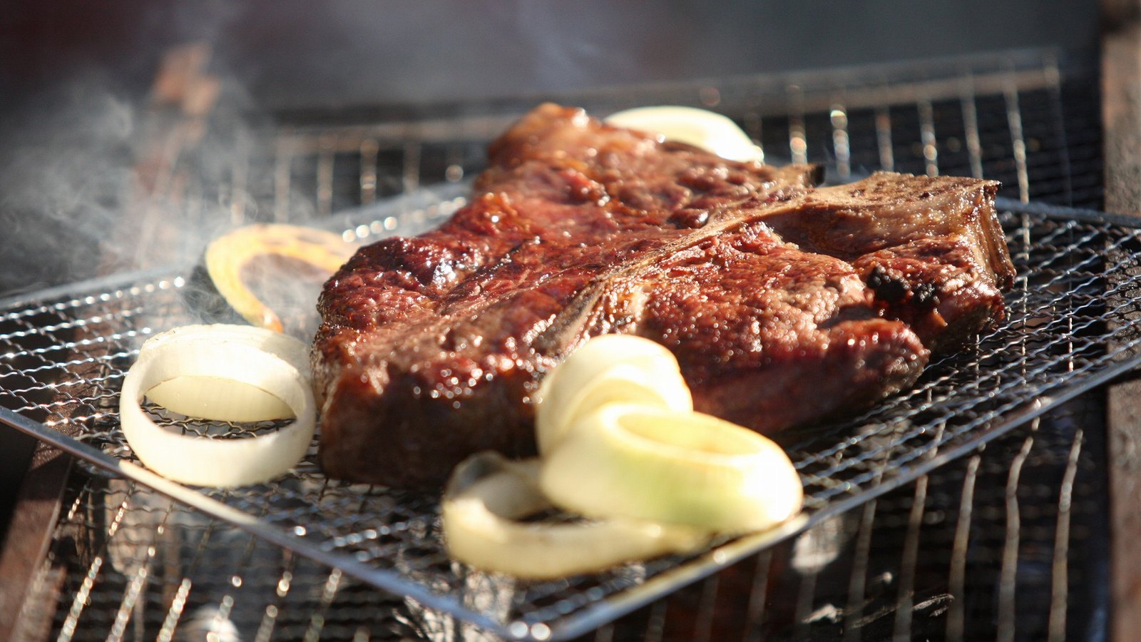 網の上で焼ける肉と玉ねぎ