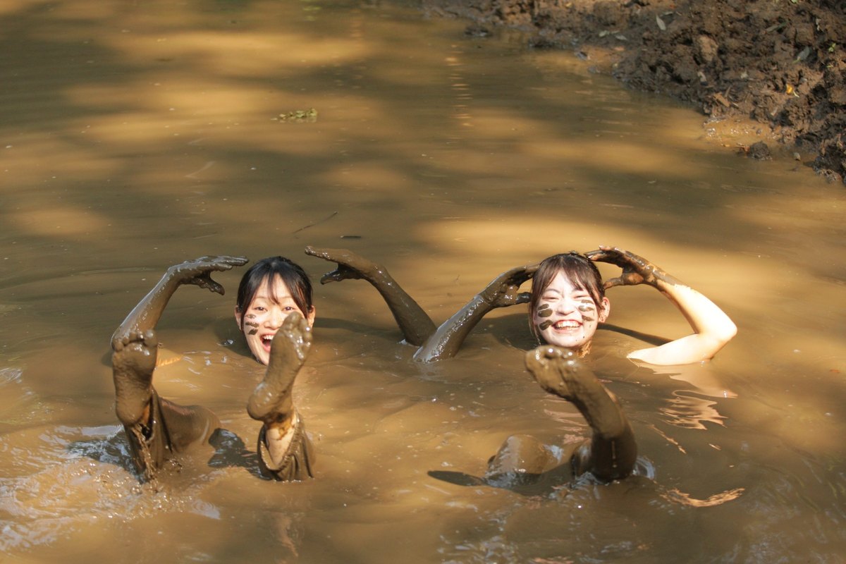 手足を上げて泥に浮かぶ2人