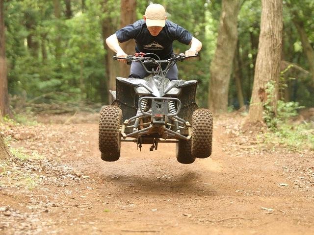 森のコースでジャンプするバギー