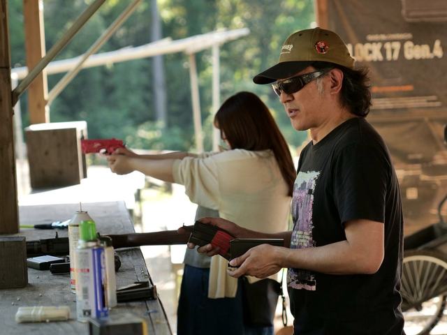 射的の的を狙う参加者とスタッフ